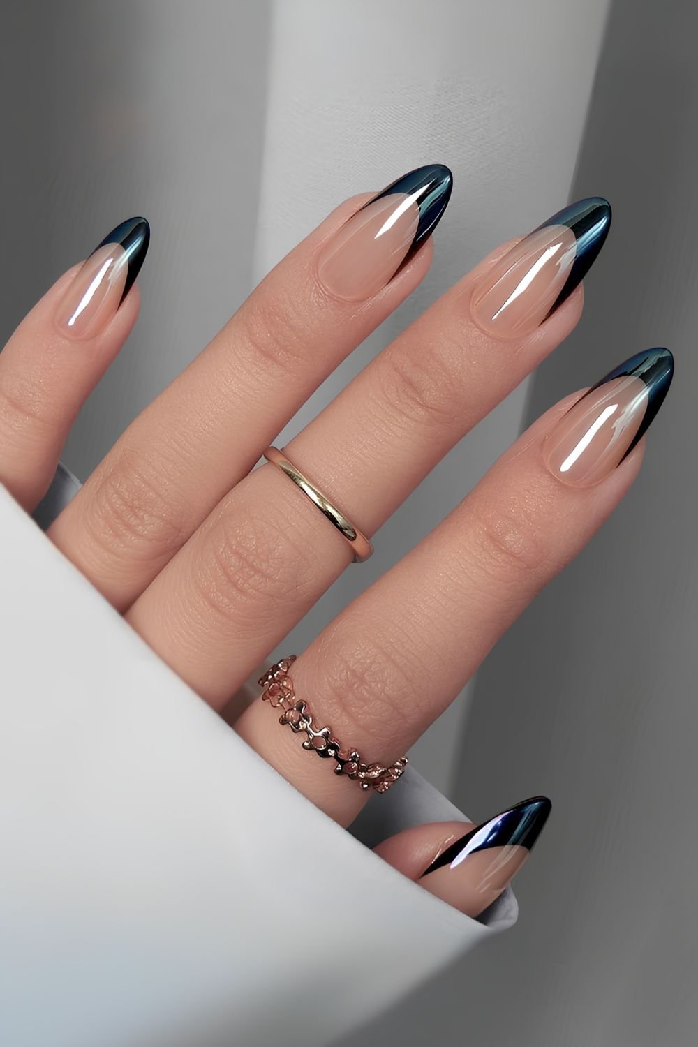 Black chrome-effect French mani