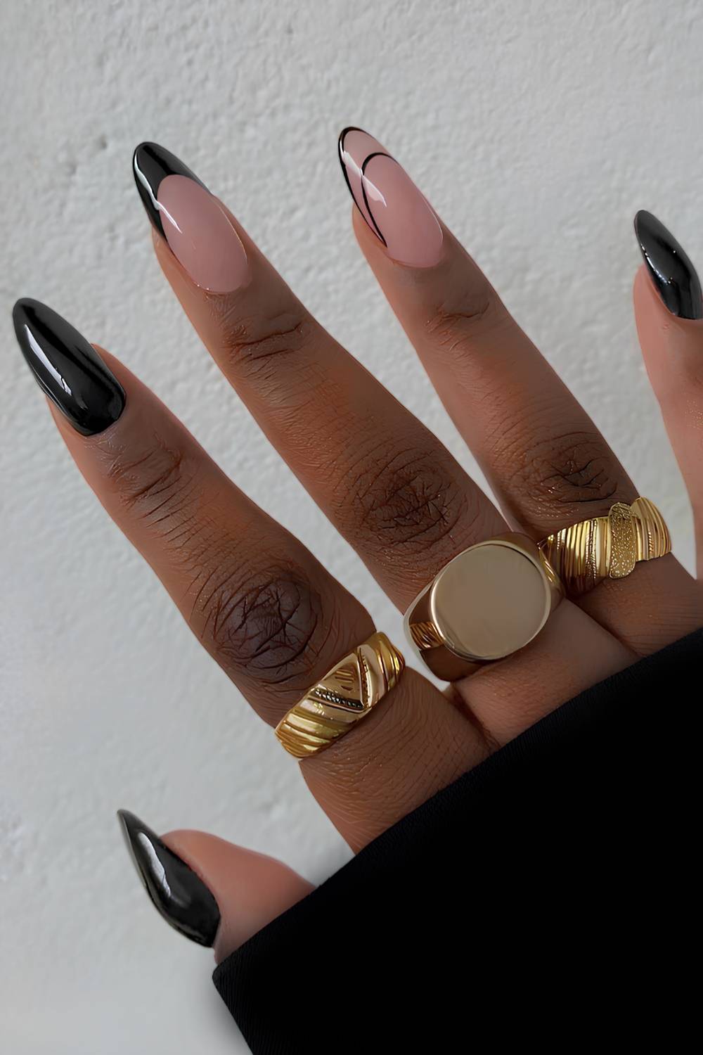 Black nails with mixed layout