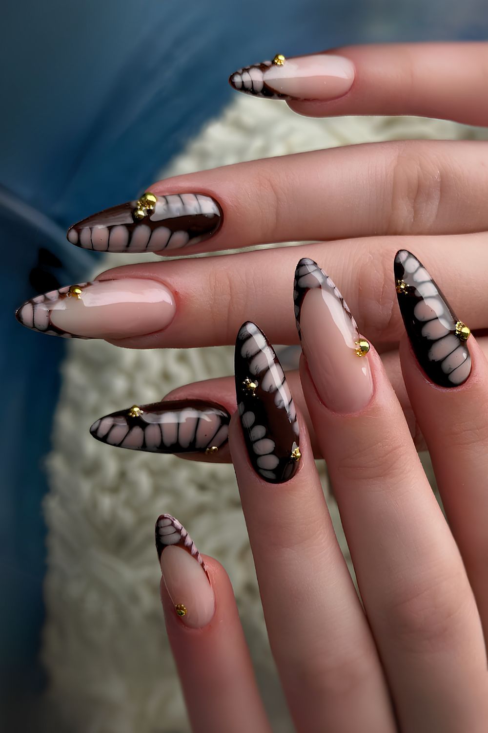 Black nails with snake print details