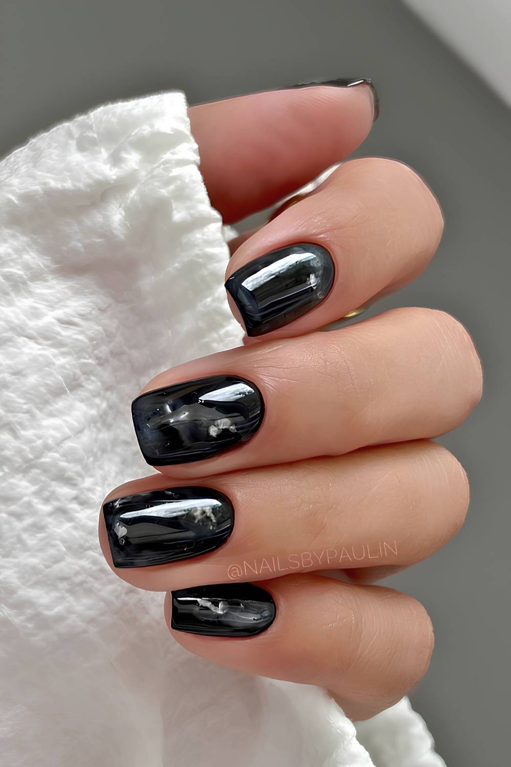 Black nails with white marble details