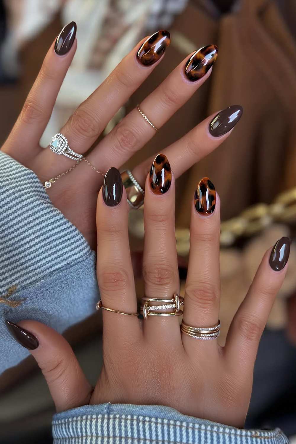 Brown mani with tortie shell pattern