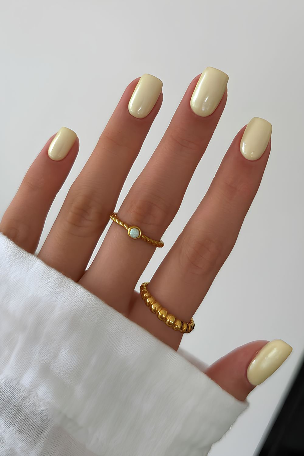 Butter yellow chrome-effect mani