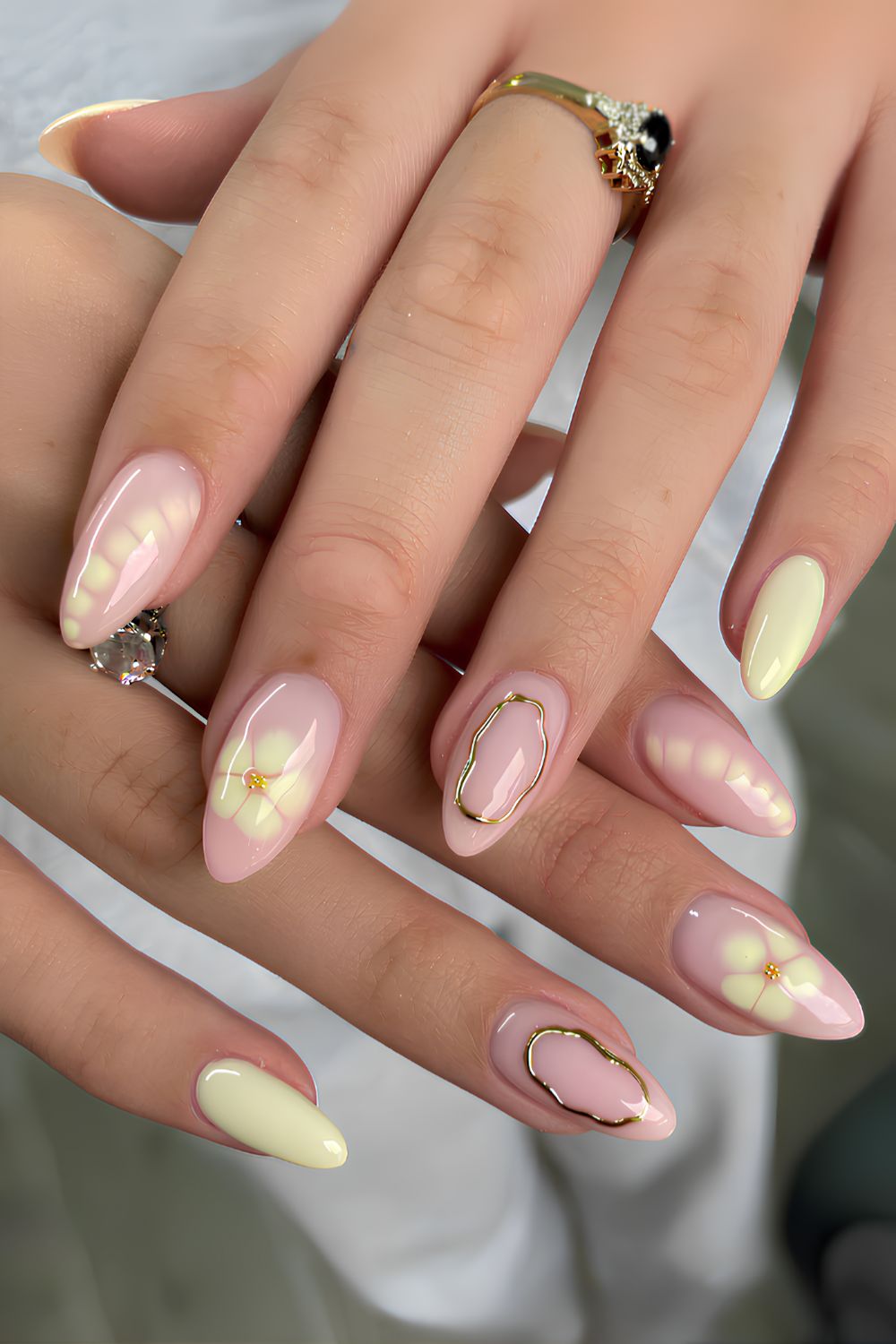 Butter yellow mani with blooming flowers
