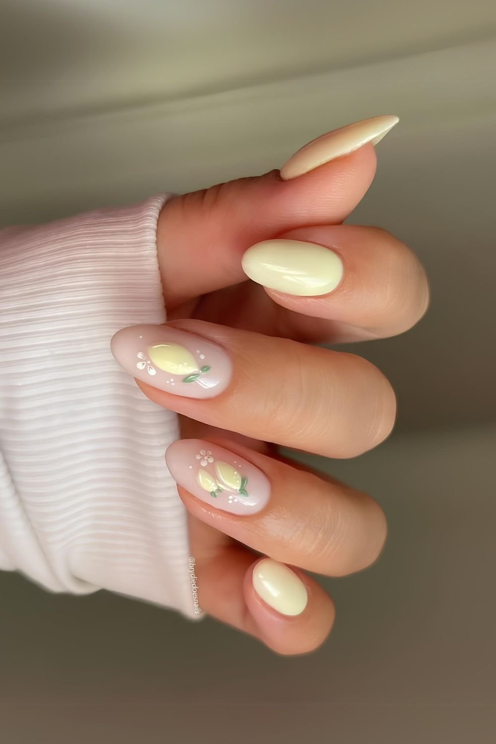 Butter yellow nails with lemon art