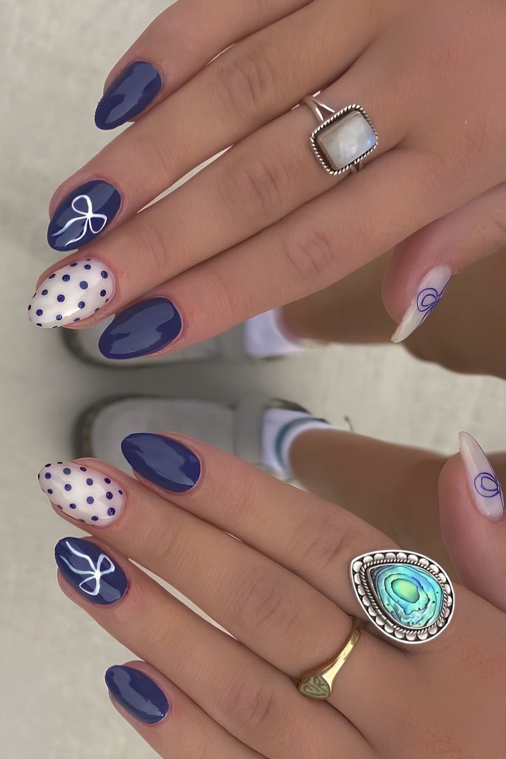 Dark blue mani with bows and micro dots