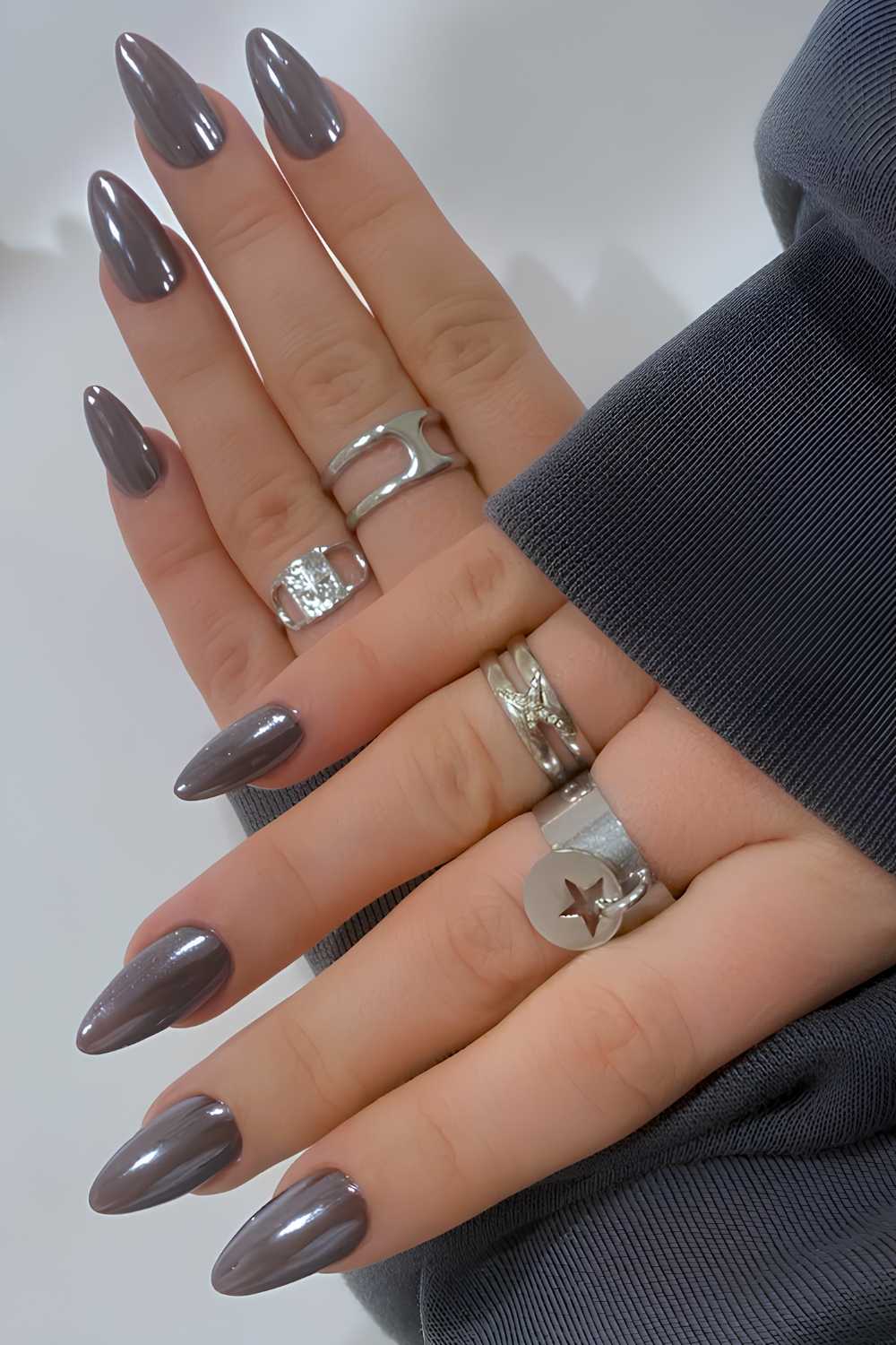 Dark gray chrome mani