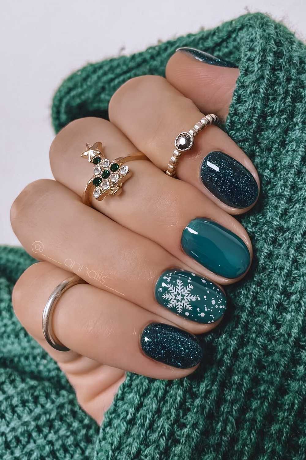 Dark green Christmas nails with glitter and snow art