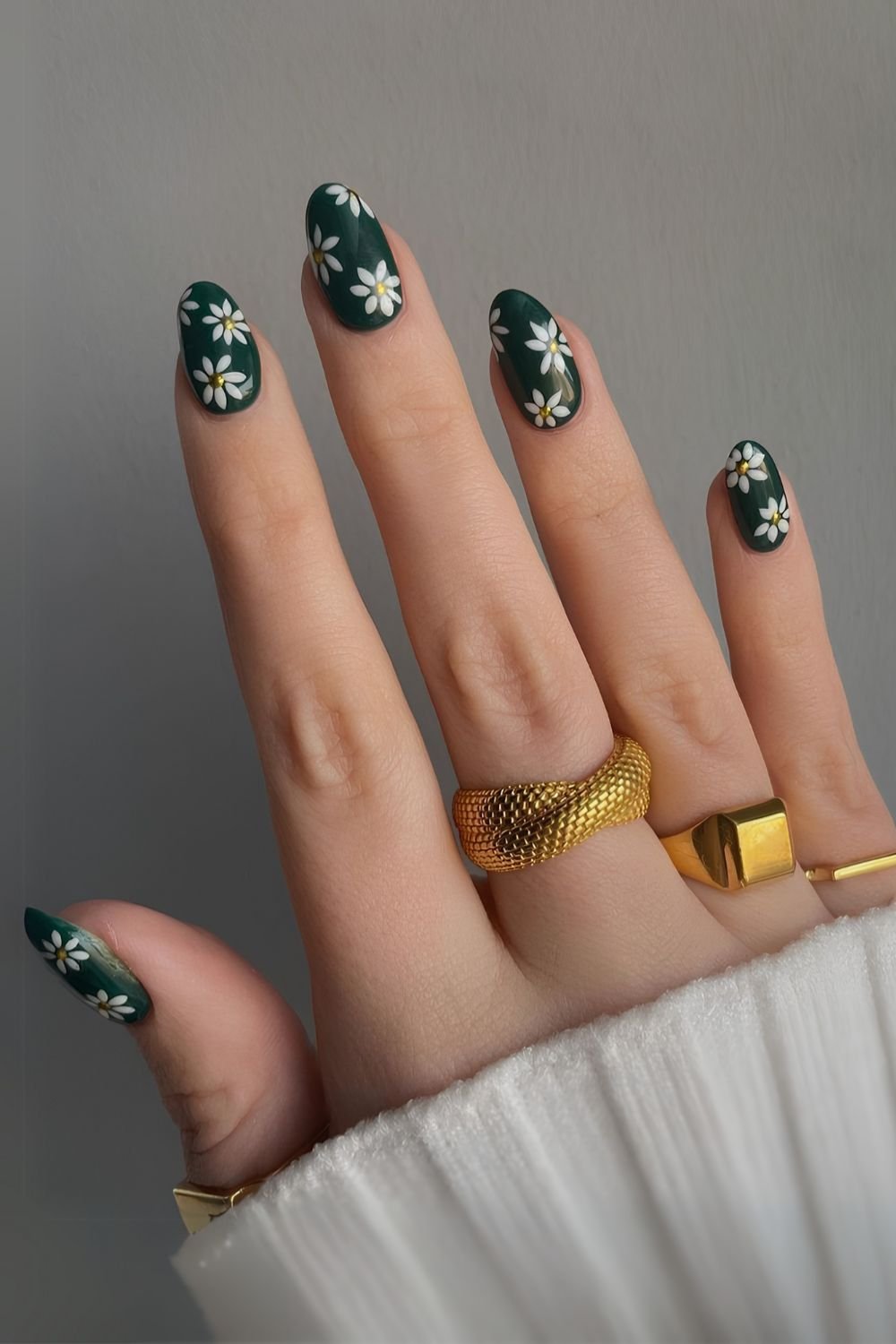 Dark green daisy manicure