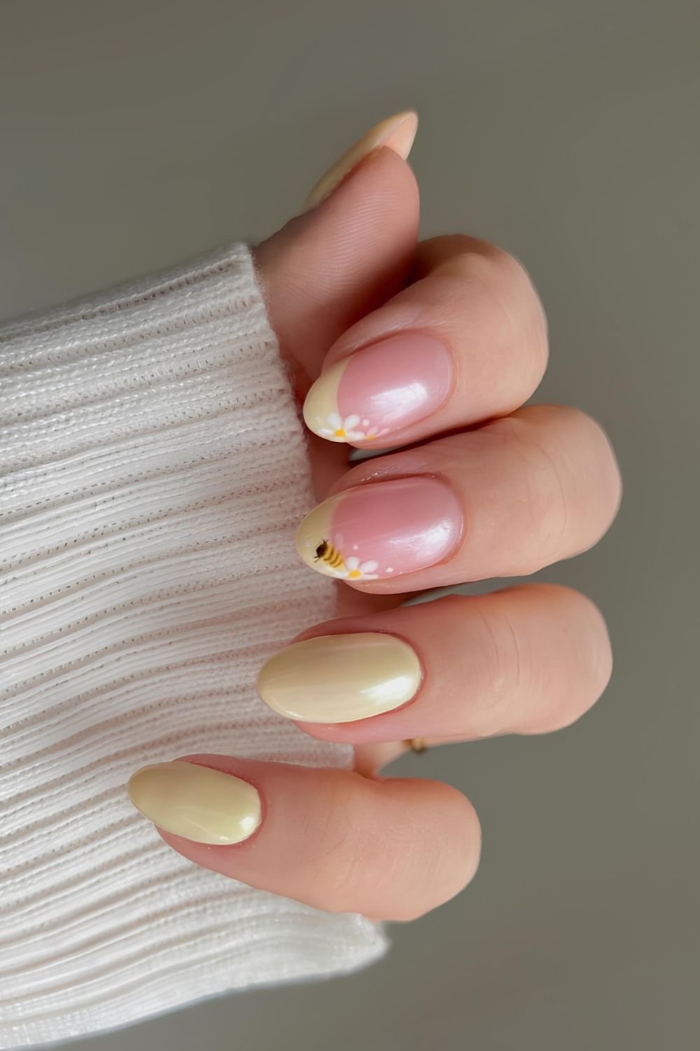 Glazed yellow mani with bees and daisy art