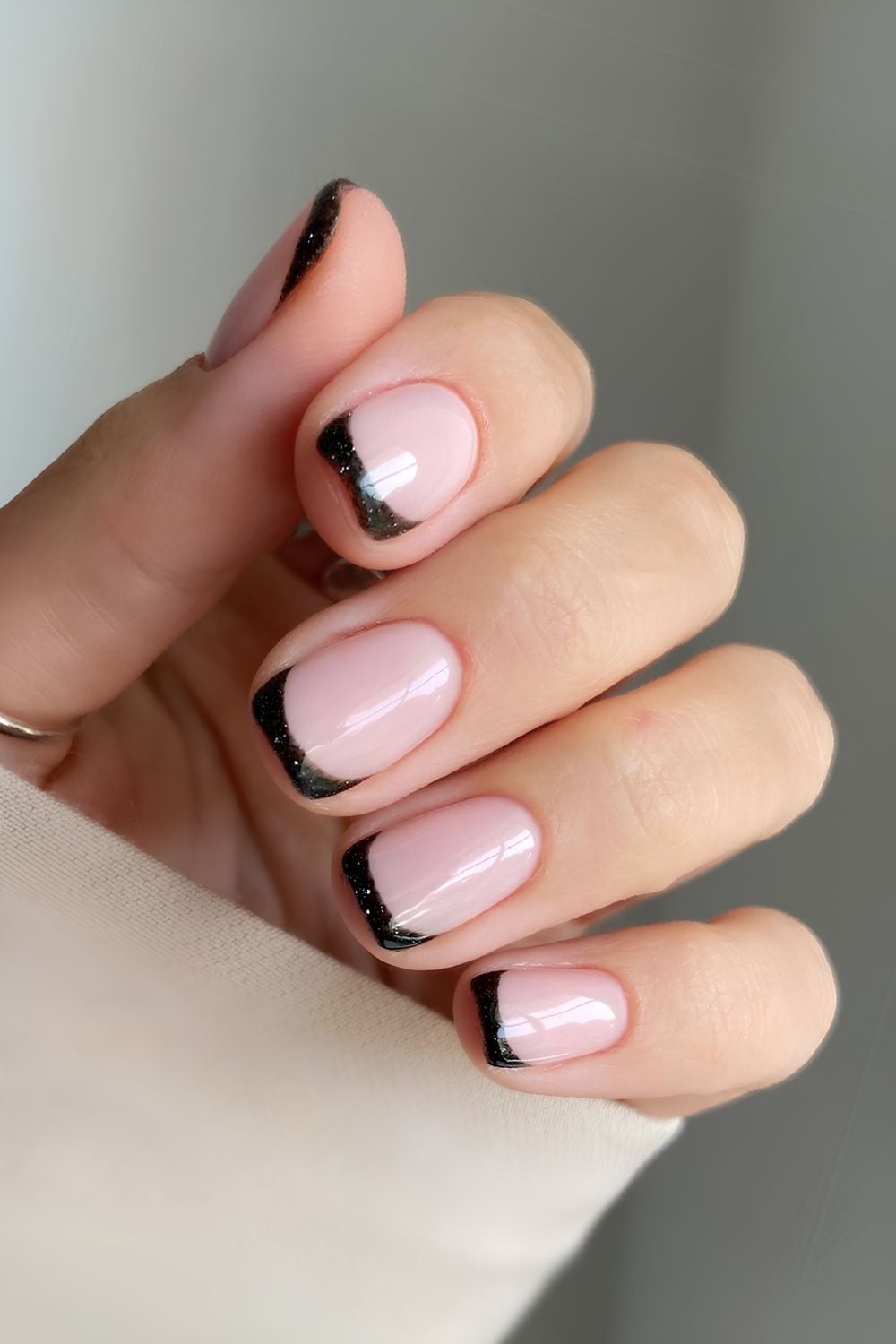 Glittery black French manicure