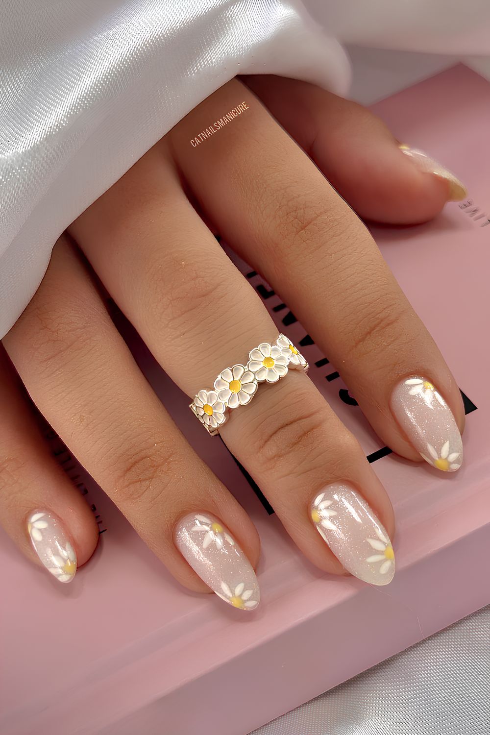Glittery white mani with daisies