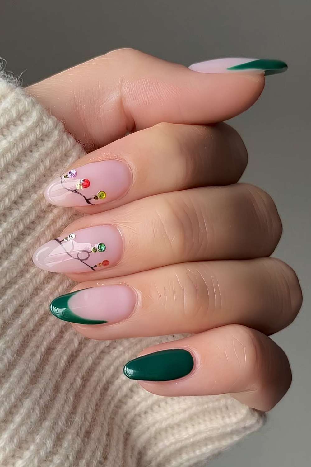 Green manicure with Christmas light art