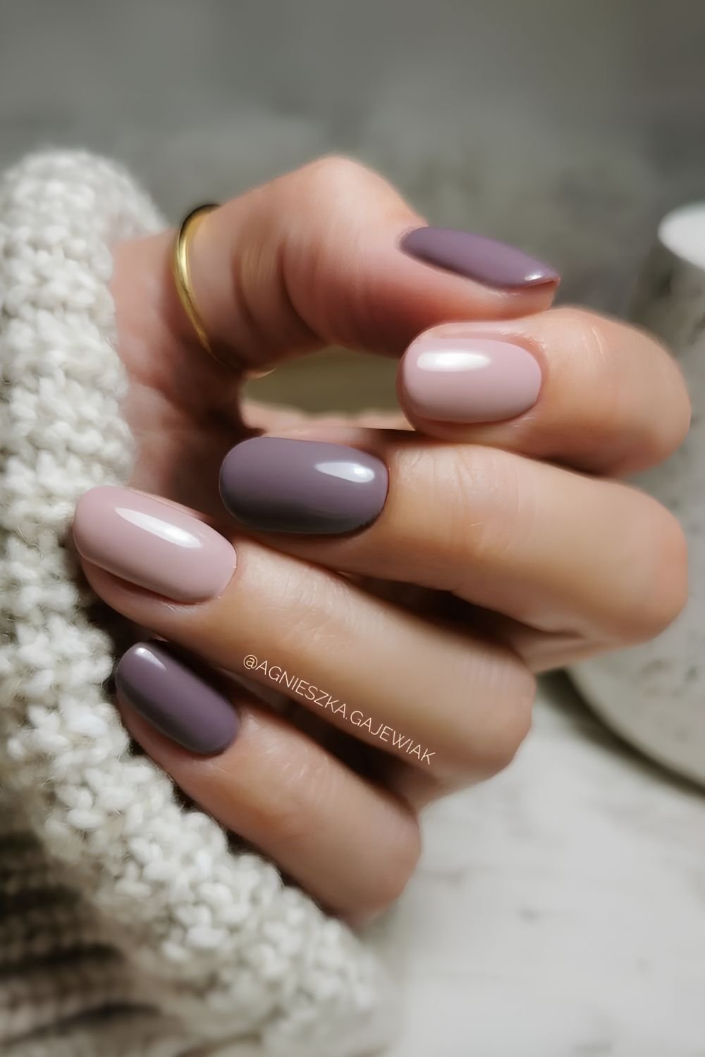 Light and dark mauve nails
