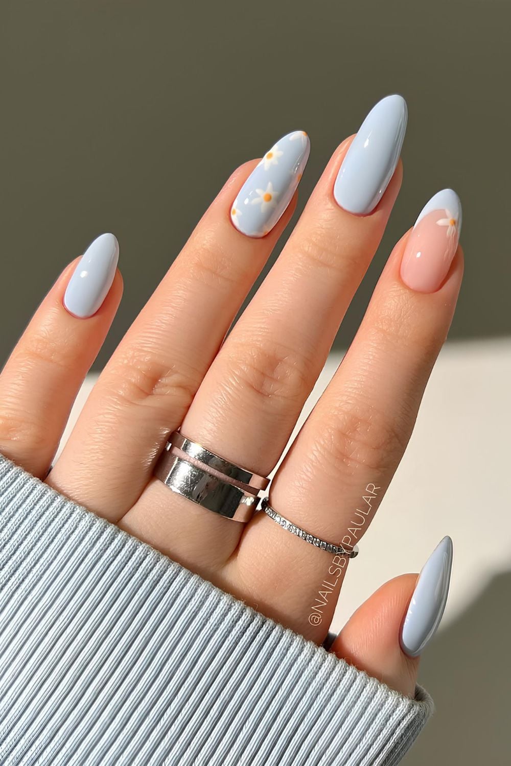 Light blue nails with white daisies