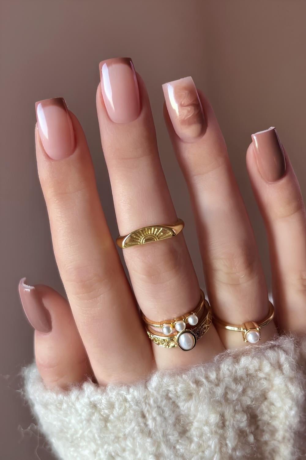 Light brown nails with marble accent