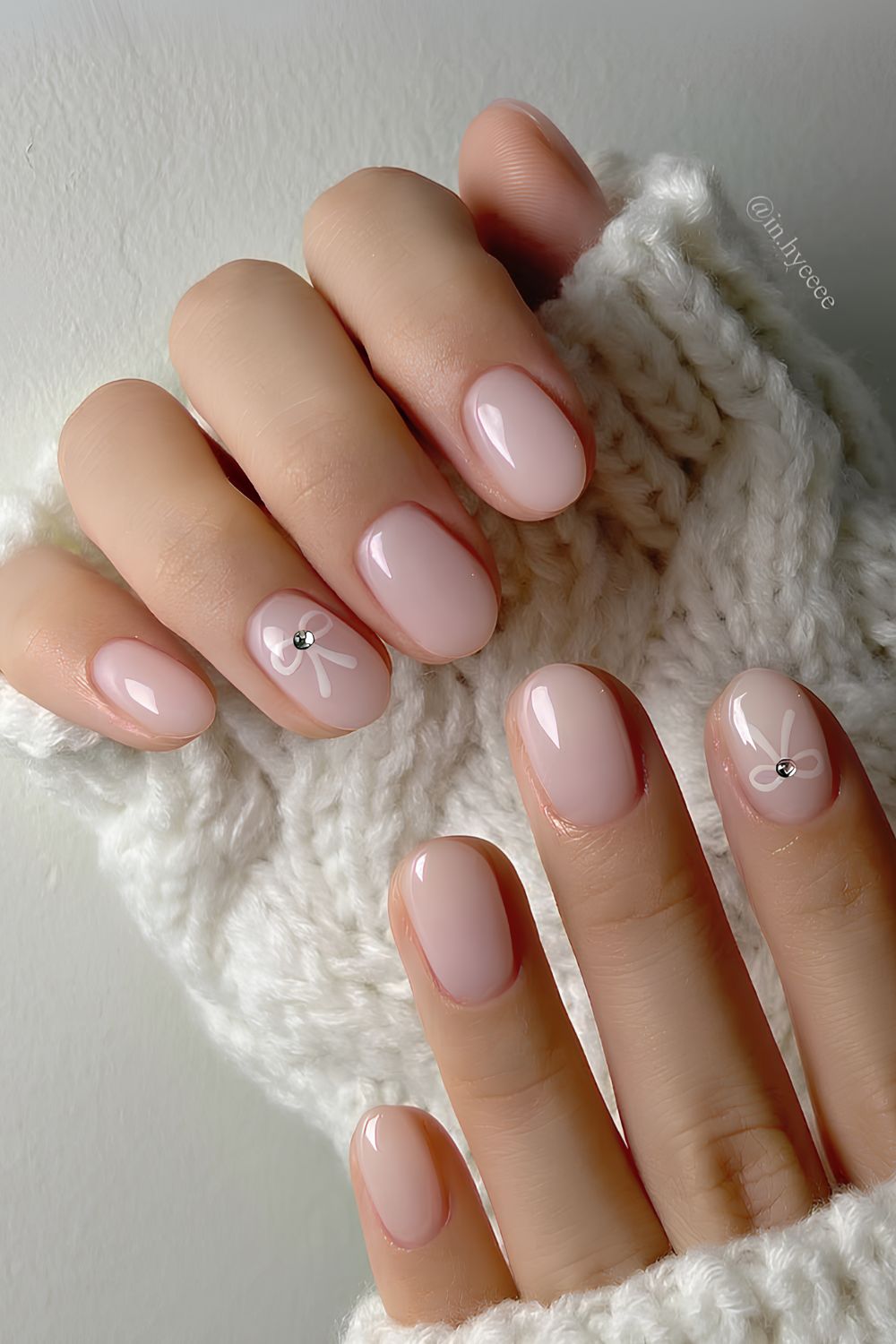 Light pink nails with bows