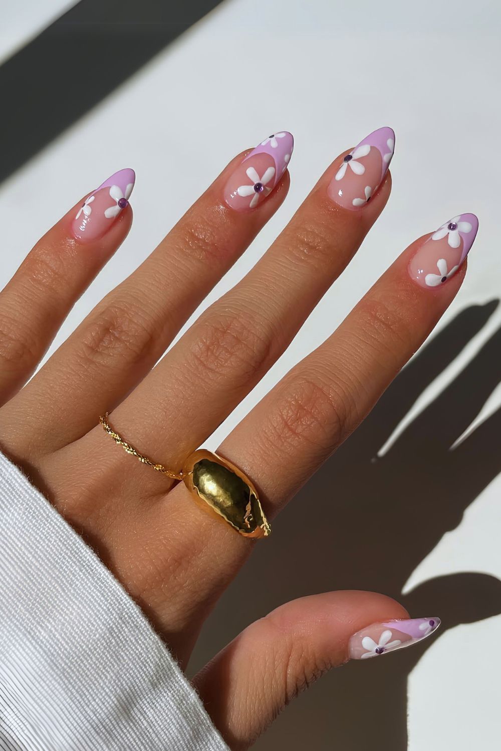 Lilac French nails with daisies