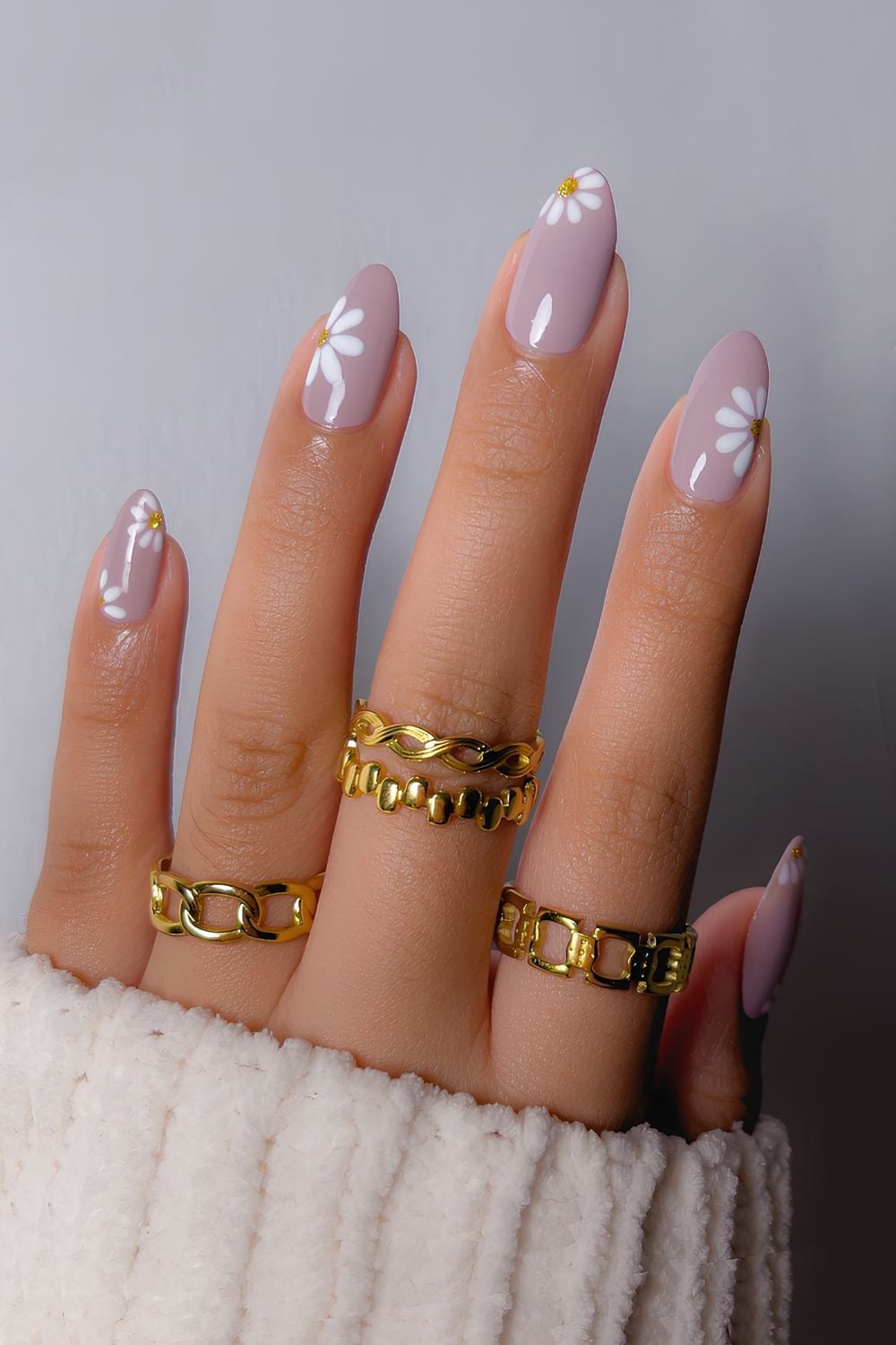 Mauve nails with daisies