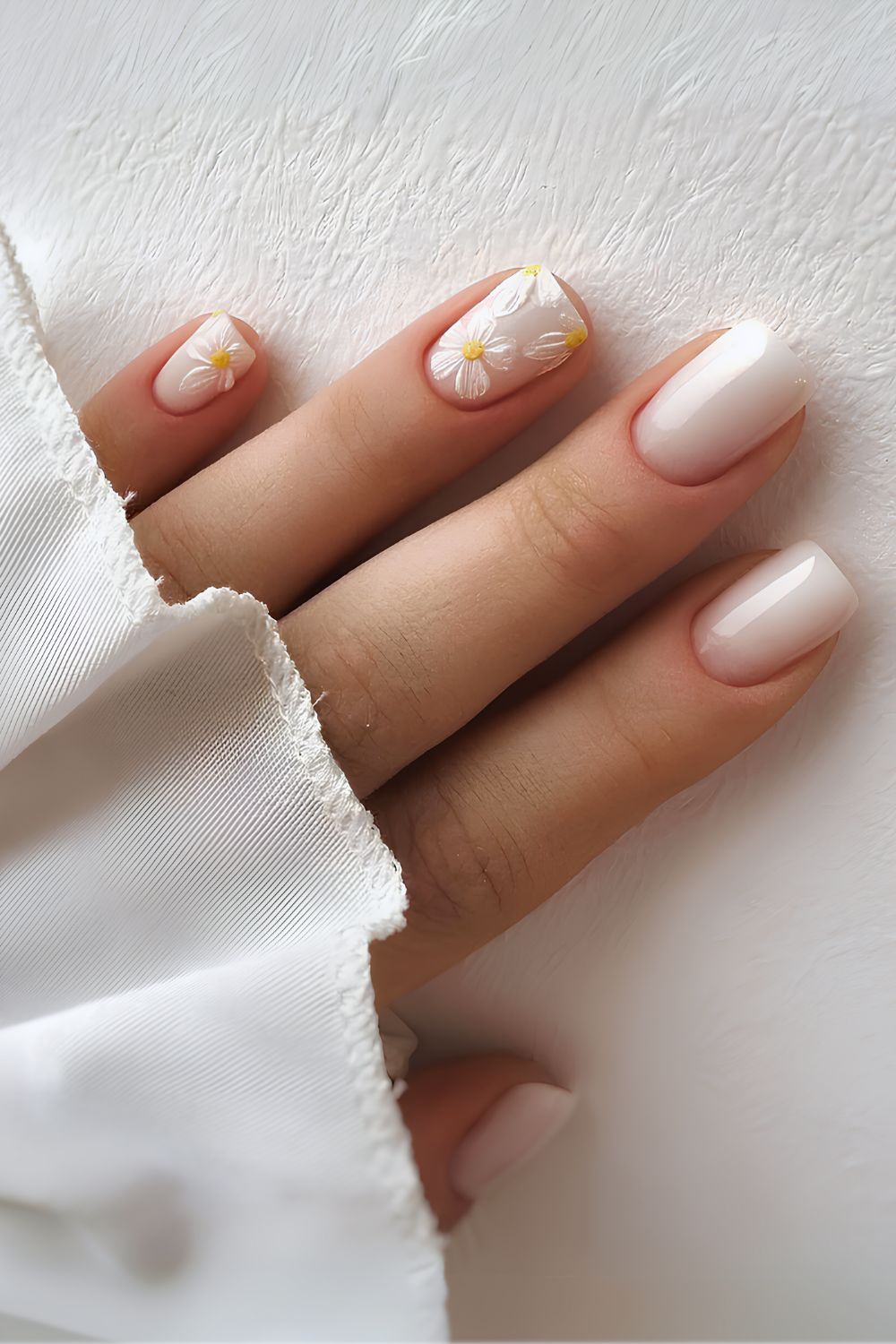 Milky white mani with daisies