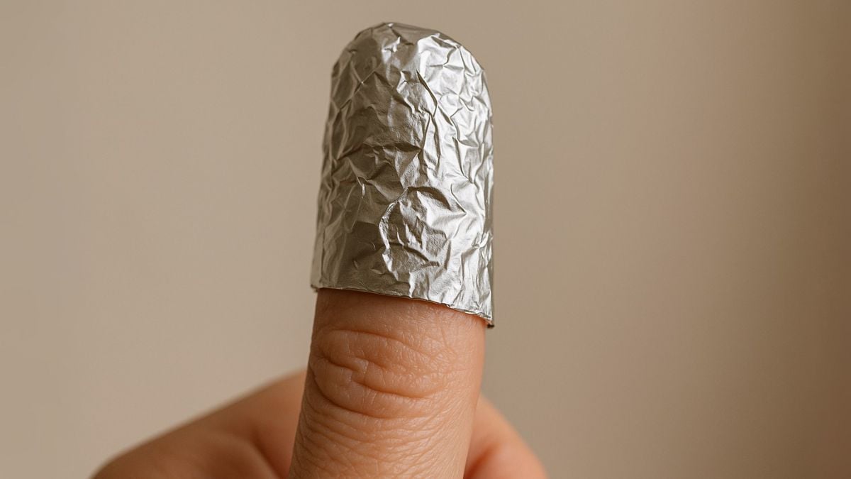 Nail with acetone wrap remover