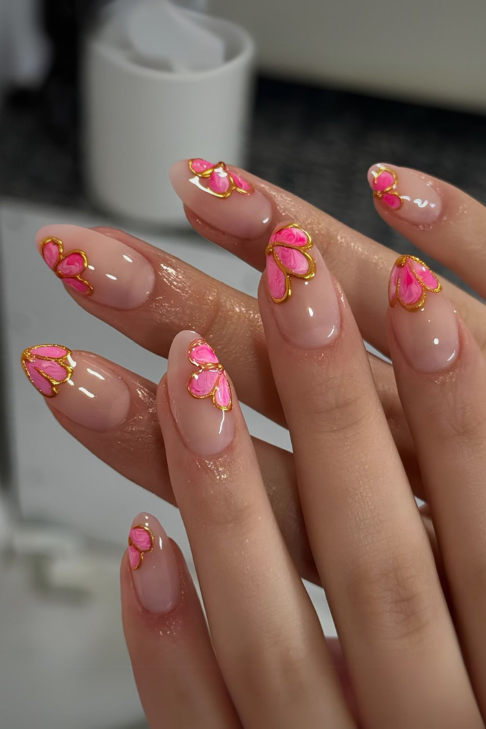 Nails with pink marble flowers