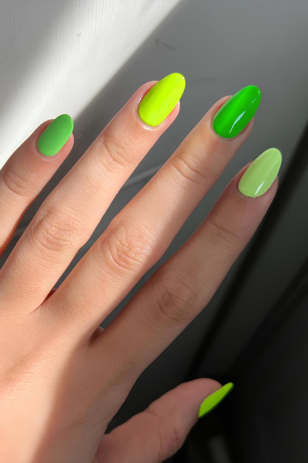 Neon green gradient mani
