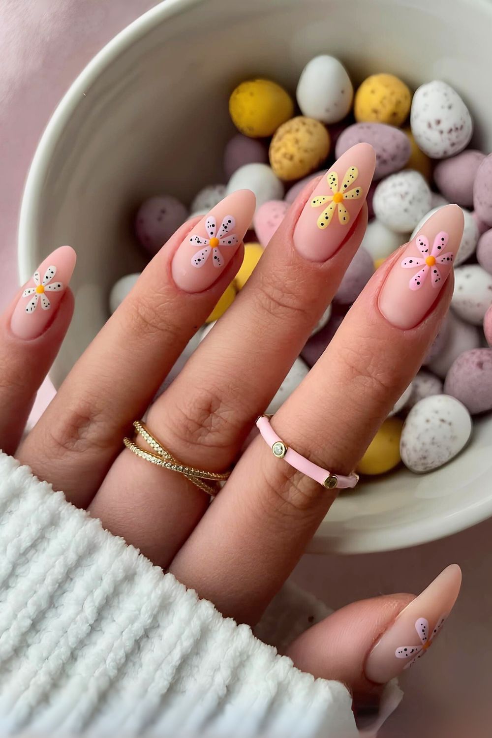 Neutral matte nails with speckled daisies design