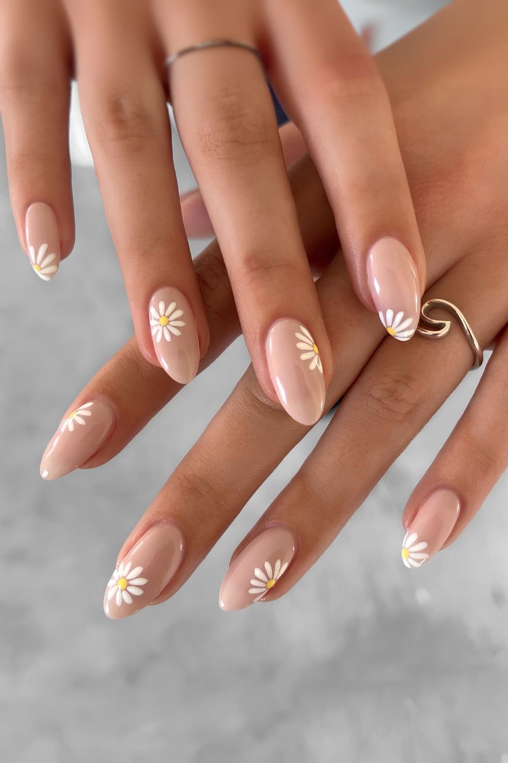 Neutral nails with daisy flowers