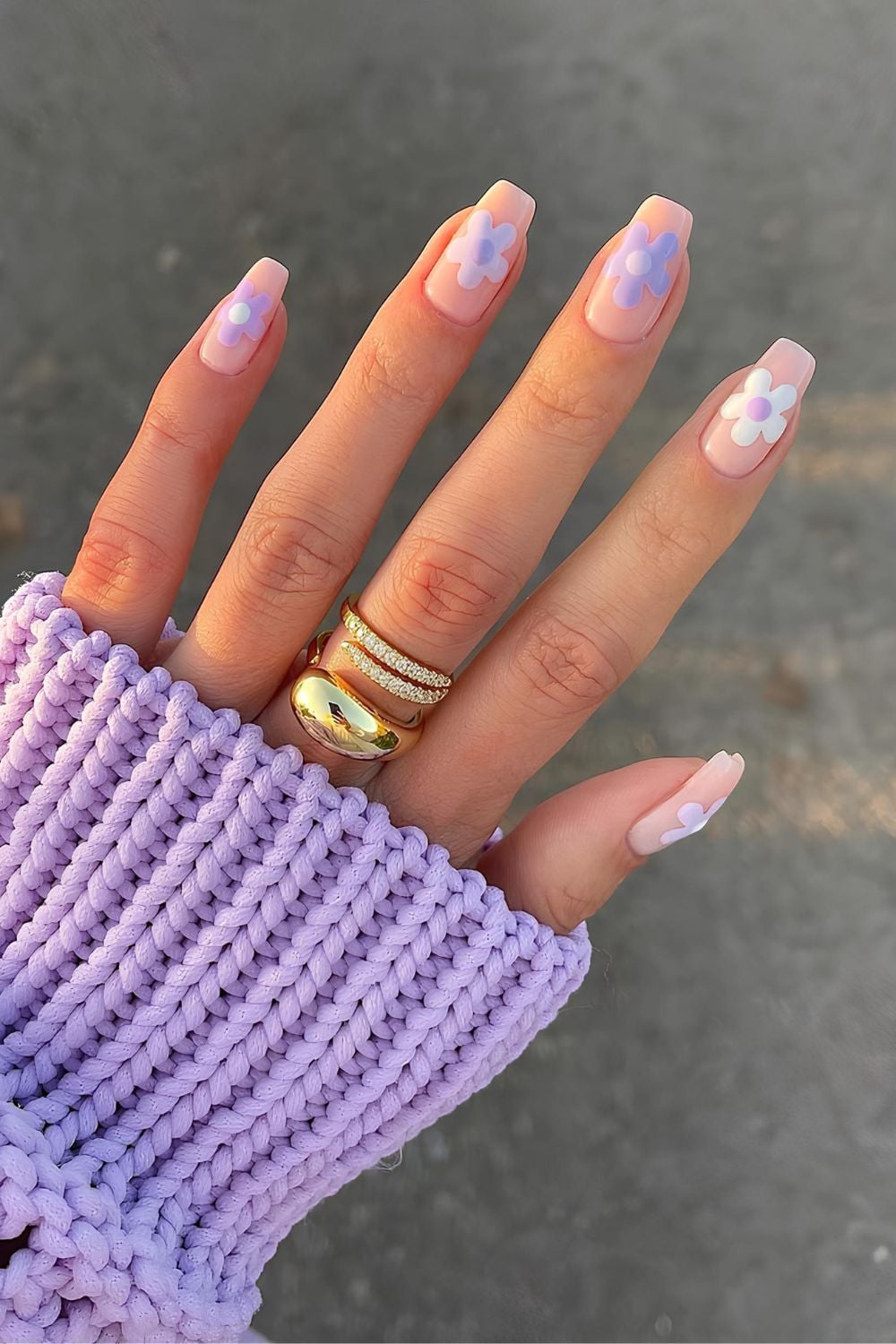 Neutral nails with retro daisies in white and purple