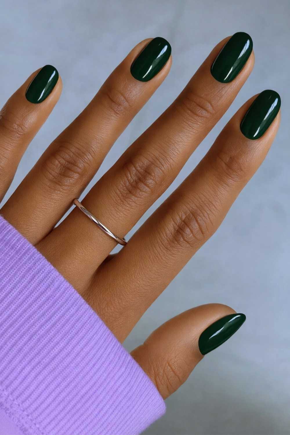 Oval dark green mani