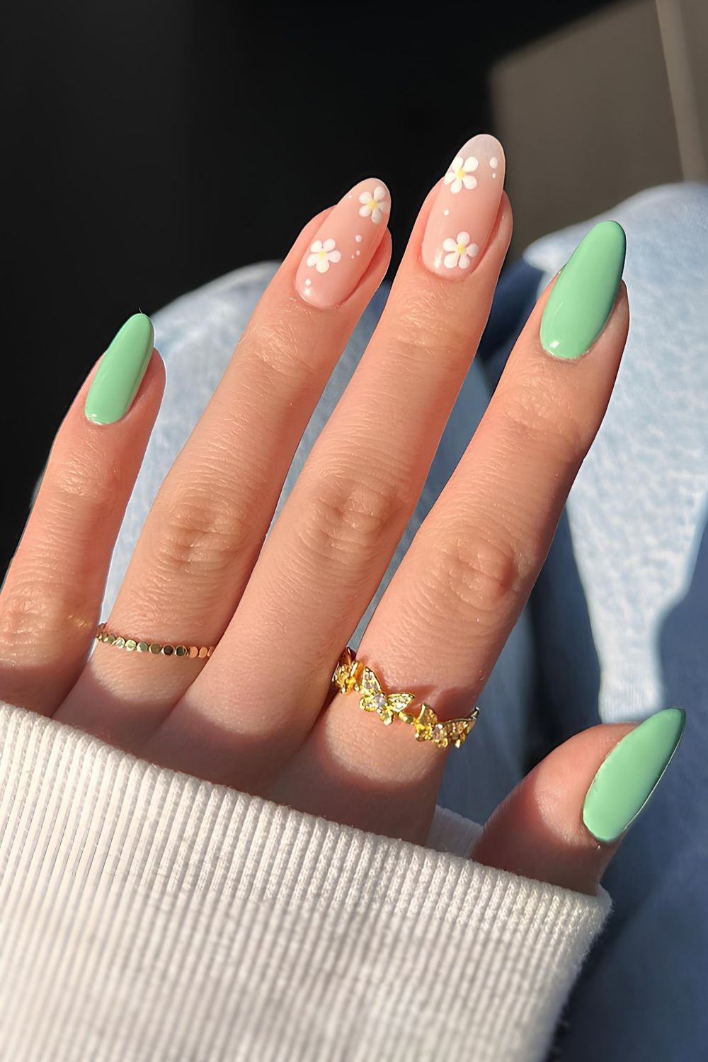 Pastel green mani with daisy art