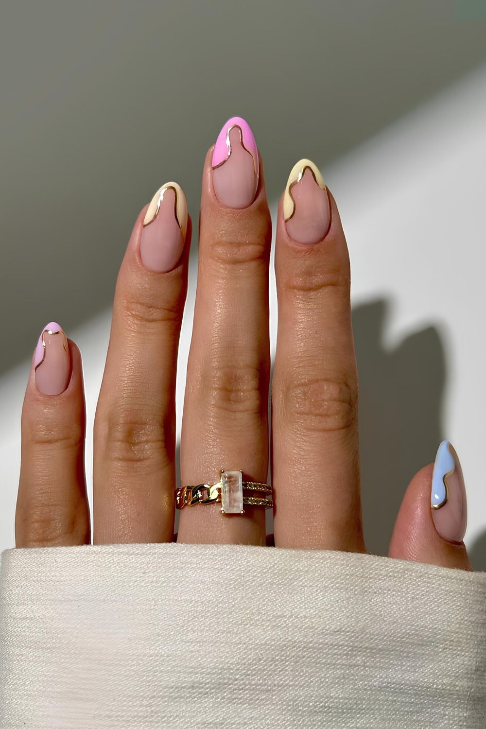 Pastel squiggly French tips with gold chrome outlines
