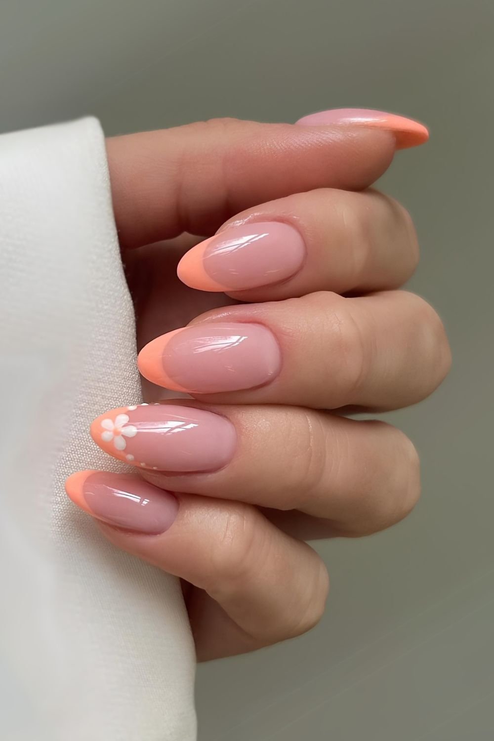 Peach French nails with daisies