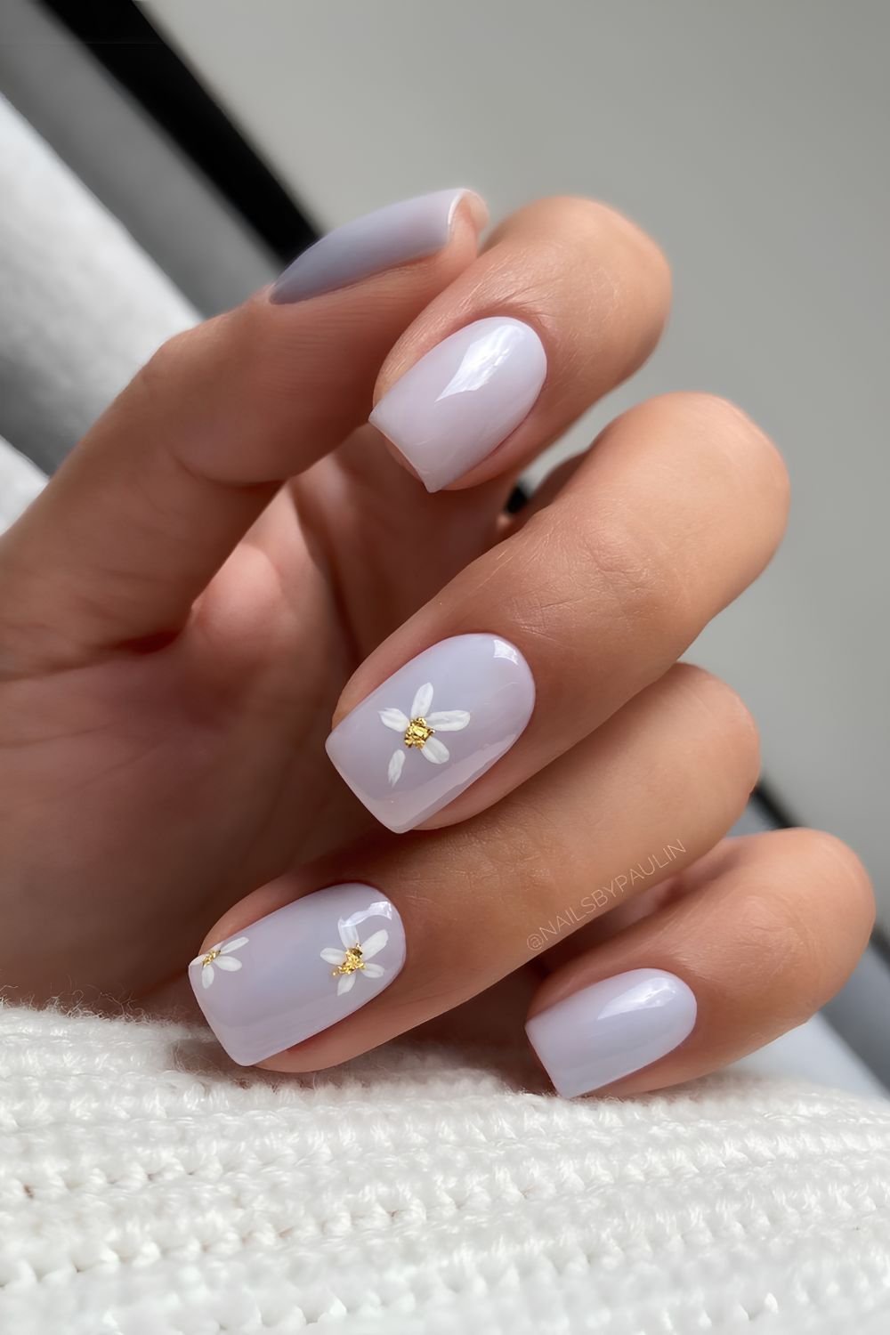Periwinkle daisy manicure