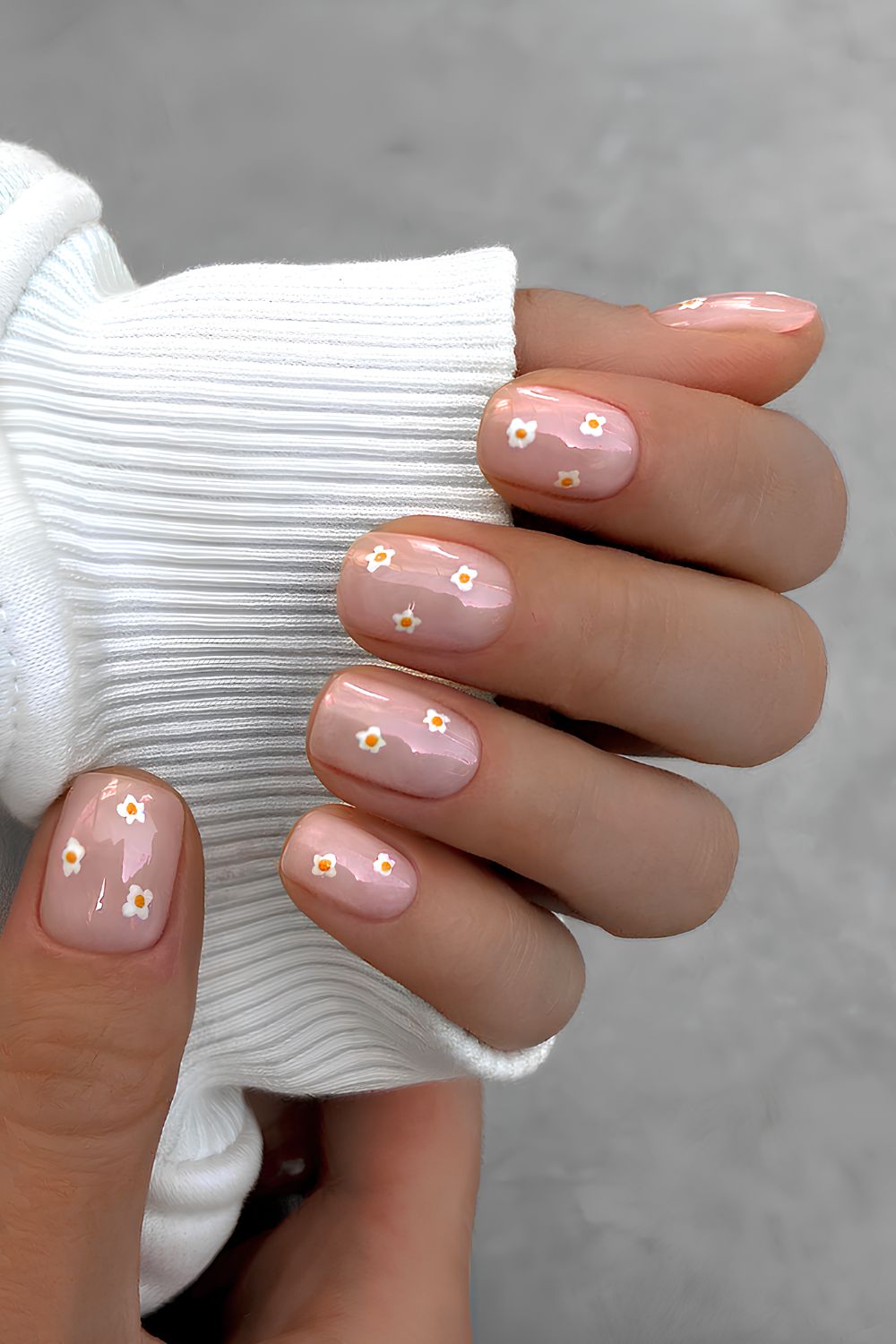 Pink jelly nails with daisies