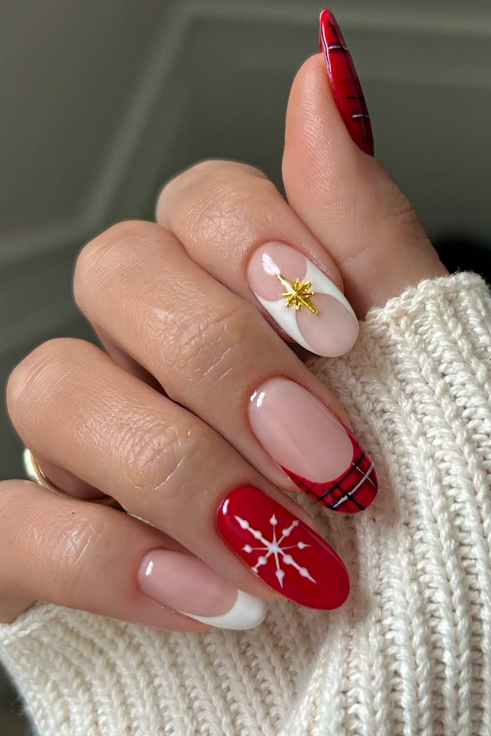 Red and white nails with Christmas motifs
