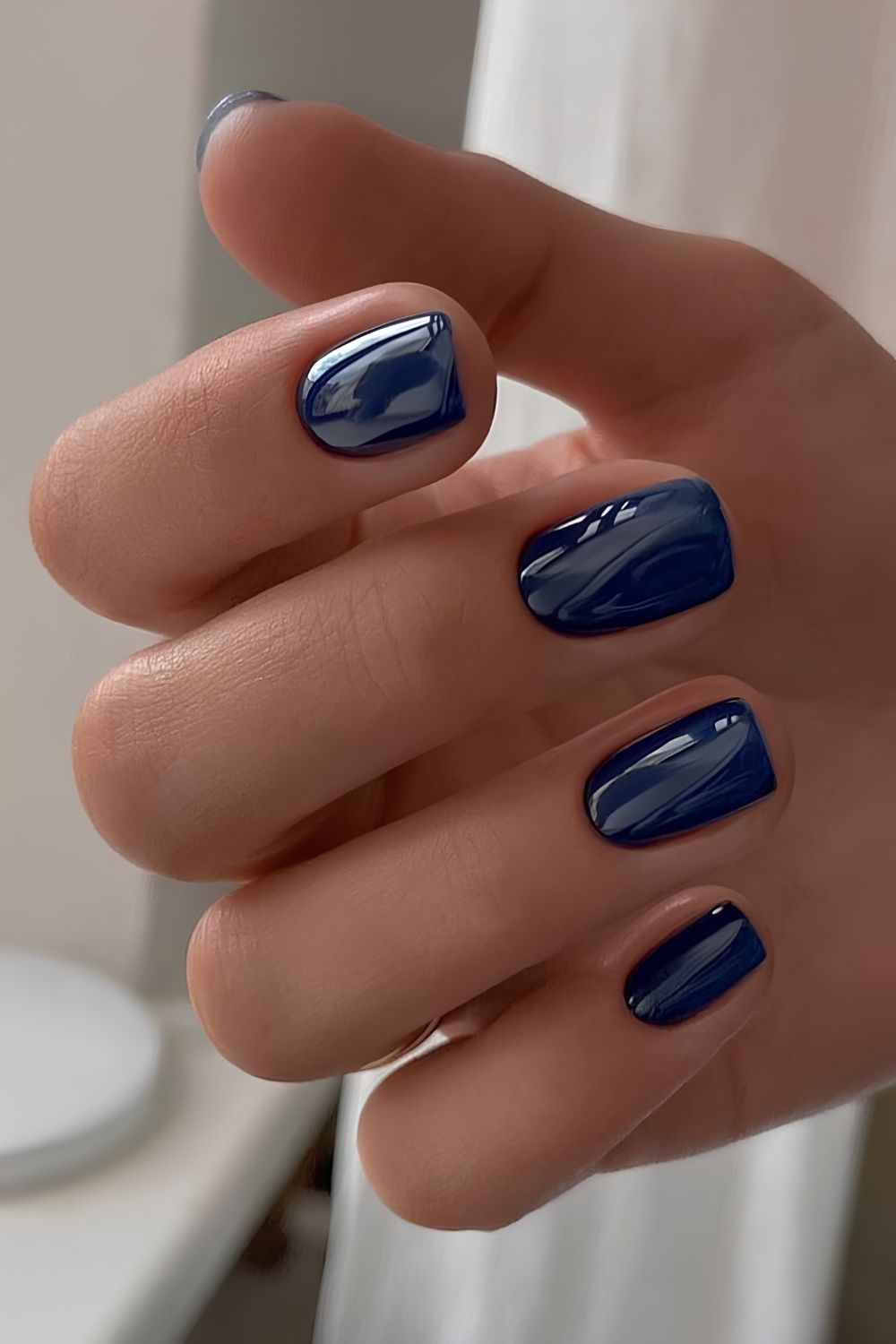 Short and glossy navy blue nails