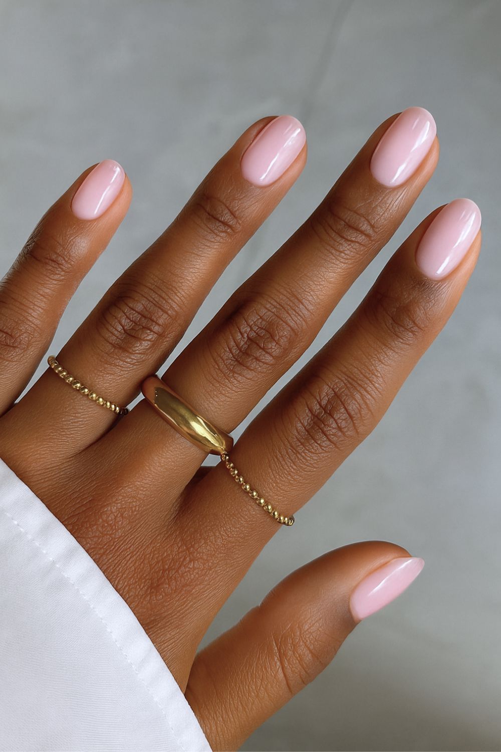 Short and oval light pink nails