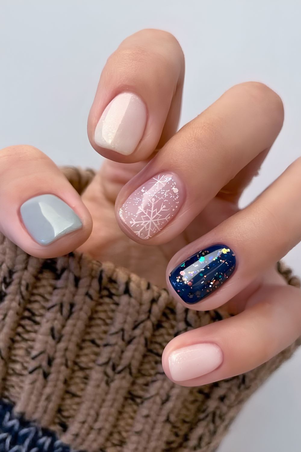 Short blue and white nails with snowflakes