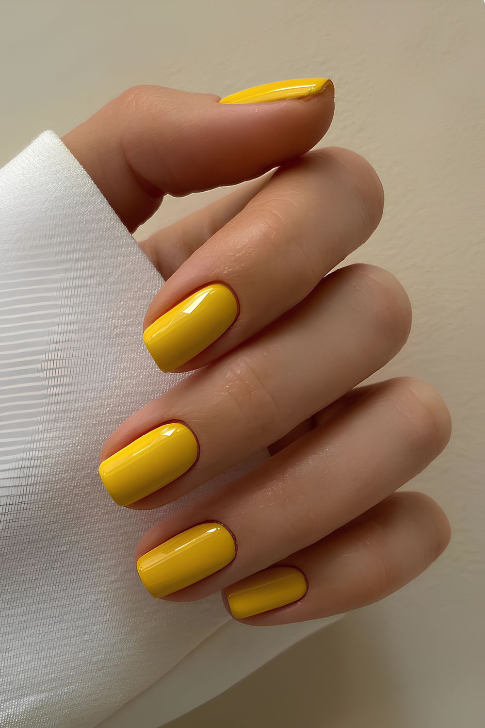 Short mellow yellow nails
