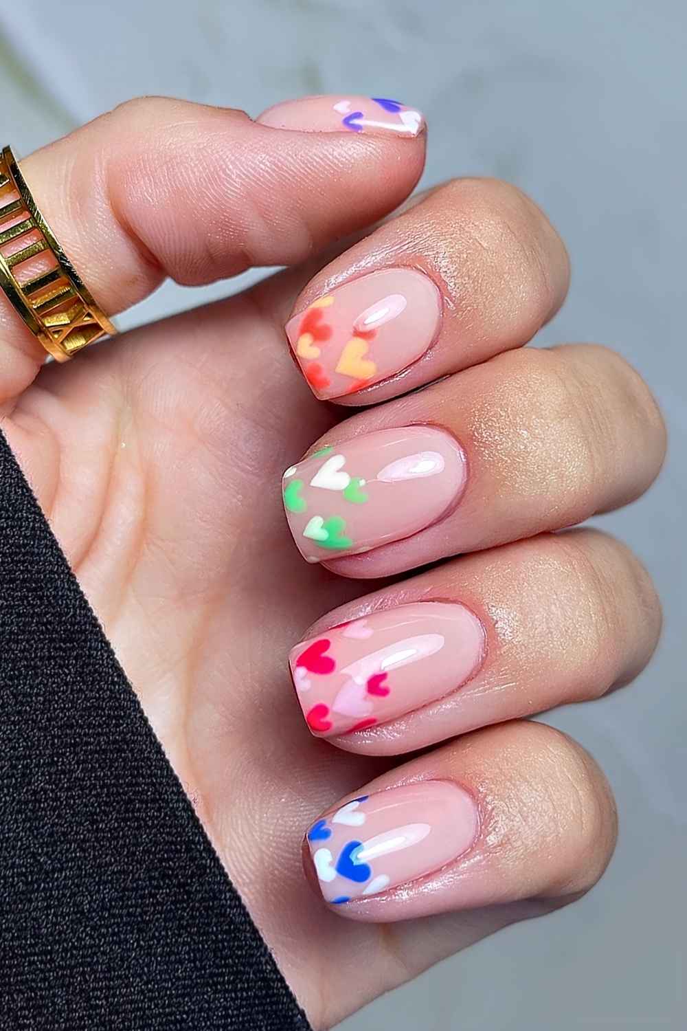 Short neutral mani with colorful hearts