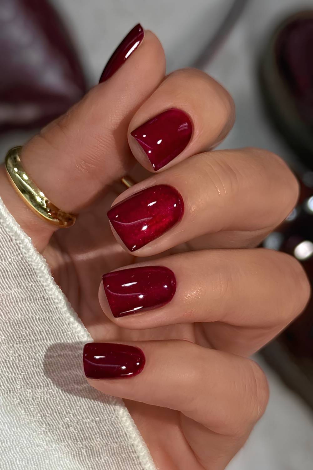 Short red cat-eye manicure