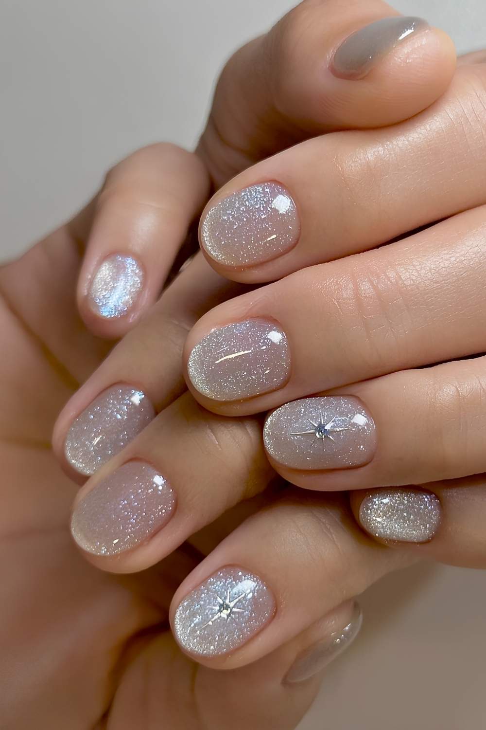 Short silver velvet nails