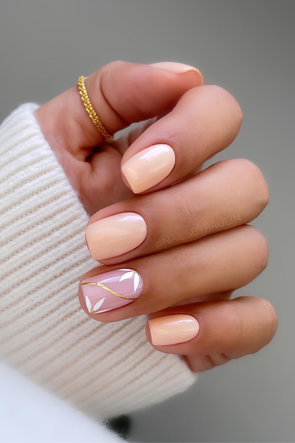 Soft peach daisy nails
