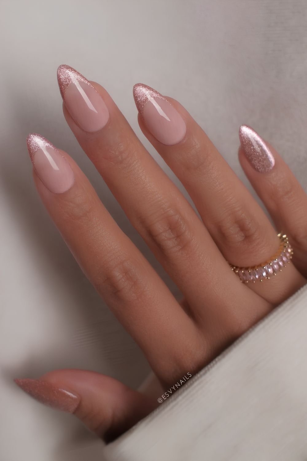 Soft pink cat-eye manicure
