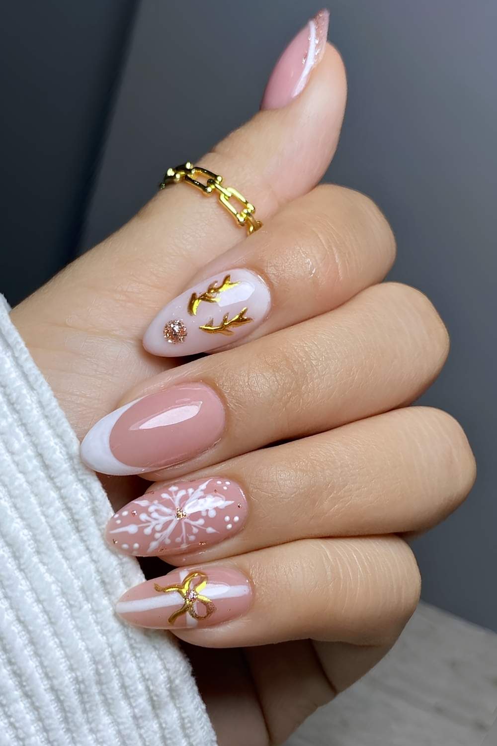 White and gold Christmas mani with reindeer art