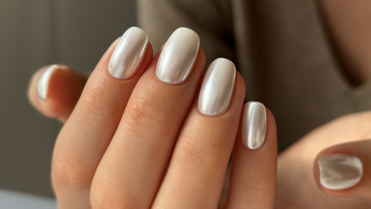 White chrome short nails